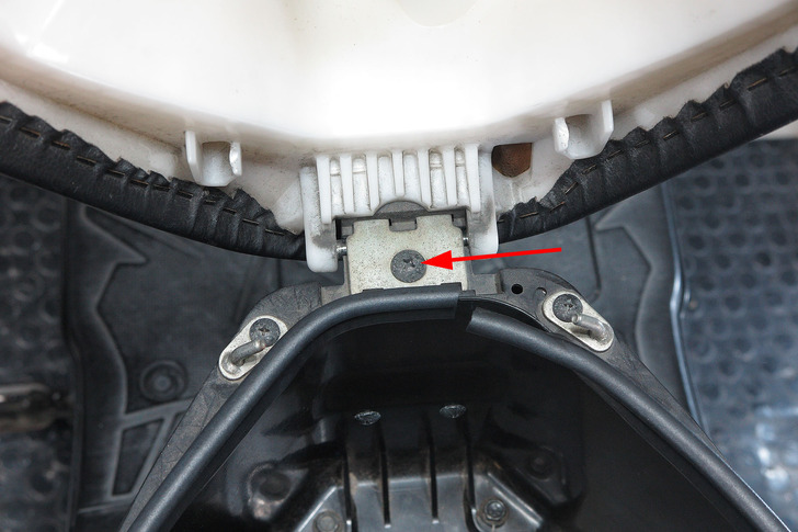 アドレスV125シート脱着