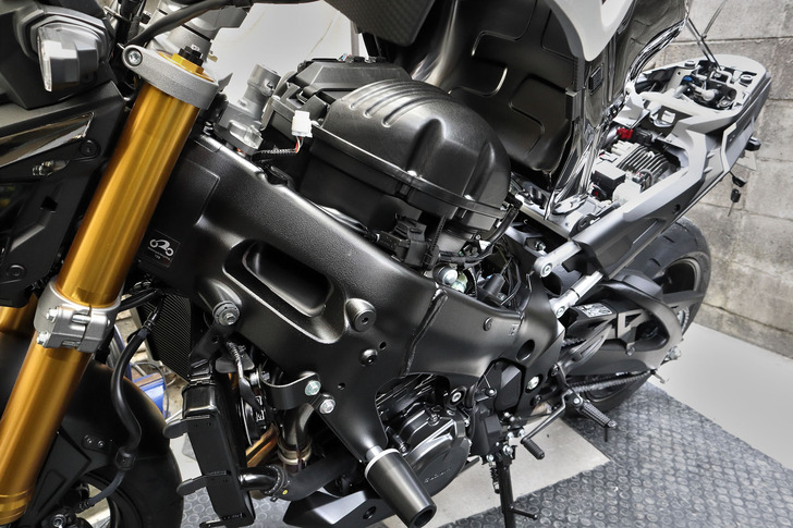 GSX-S1000燃料タンク持ち上げ