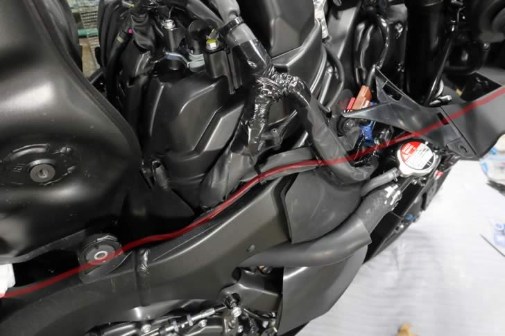 CBR600RR(8BL-PC40)配線通しサイド